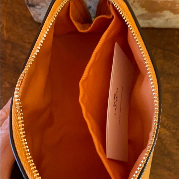 Coach Triangular shaped leather bag - Picture 4 of 7